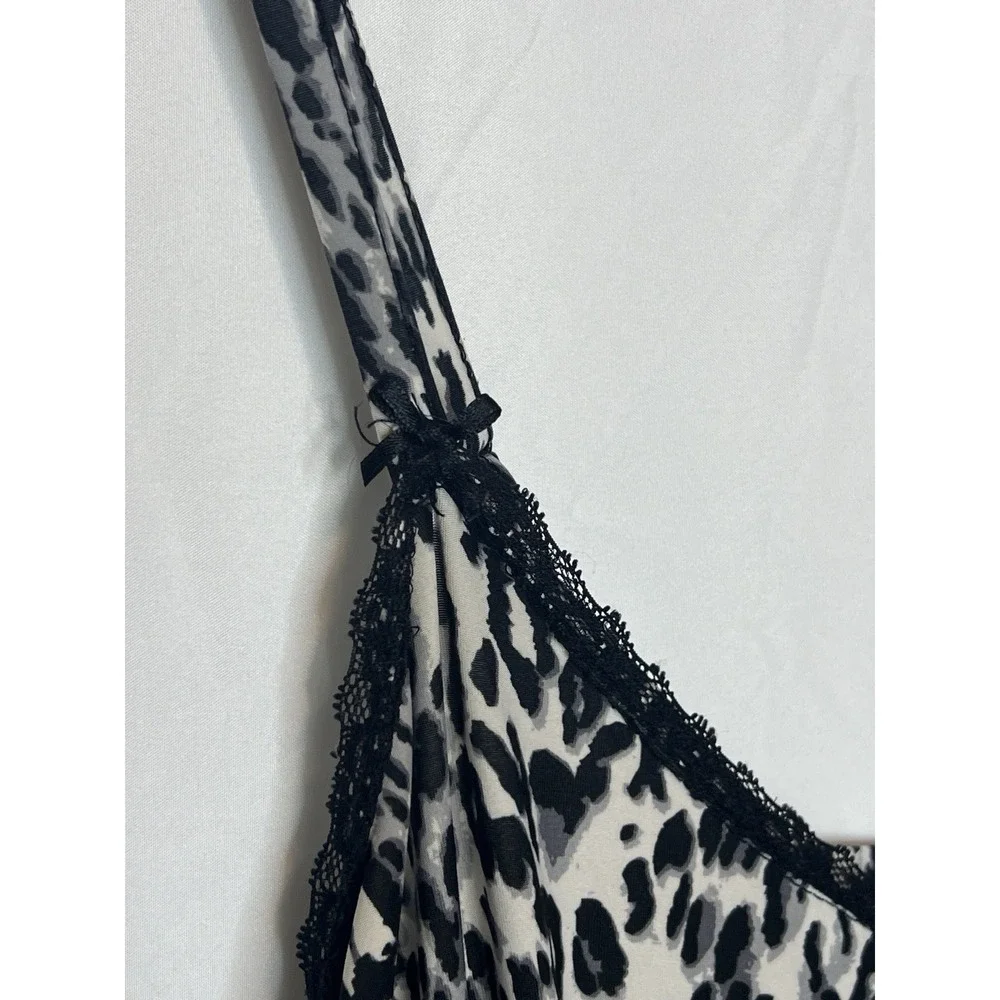 Delta Burke Women's‎ Size 1X Black & White Animal Print Babydoll Gown and Robe